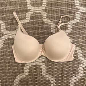 ￼ Victoria’s Secret bra, size 34D body by Victoria perfect shape bra